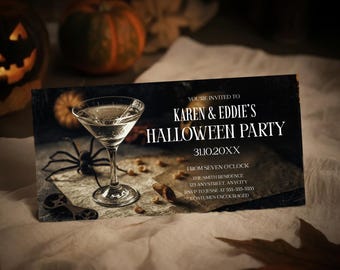 Könnte beinhalten: Eine Halloween-Party-Einladung mit einem Martini-Glas, einer Spinne und Kürbissen. Die Einladung lautet "KAREN & EDDIE'S HALLOWEEN PARTY 31.10.20XX" mit Veranstaltungsdetails. Das Design hat eine Vintage- und gruselige Ästhetik.