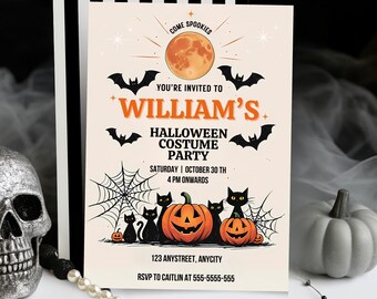 Könnte beinhalten: Halloween-Party-Einladung mit einem gruseligen Thema. Die Einladung zeigt einen Vollmond, Fledermäuse, Kürbisse und schwarze Katzen. Der Text lautet "Come Spookies, You're Invited to William's Halloween Costume Party".