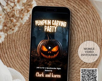 Może przedstawiać: Smartfon wyświetla zaproszenie wideo z motywem Halloween. Ekran pokazuje wyrzeźbioną dynię z świecącymi pomarańczowymi oczami i tekstem "PUMPKIN CARVING PARTY". Zaproszenie jest organizowane przez Clark i Karen.