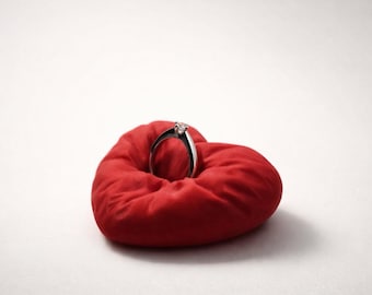 Heart-shaped engagement ring holder in PLA