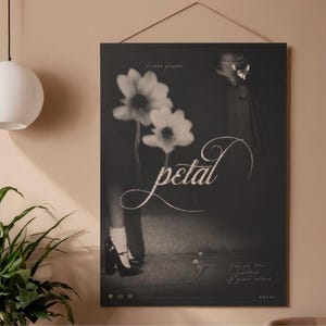 Könnte beinhalten: Schwarz-weiß Poster mit dem Wort "petal" in Schreibschrift und zwei großen, gänseblümchenartigen Blumen. Das Poster enthält auch den Text "Ariana Grande" und "I'm in the garden of your mind."