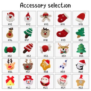 Puede incluir: Una selección de accesorios navideños de ganchillo, que incluyen caras de Papá Noel, renos, árboles y adornos. Los accesorios son de varios colores, como rojo, blanco, verde y dorado. El texto "Accessory selection" está en la parte superior.