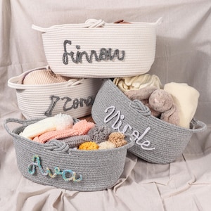 Personalisierter handgemachter Korb • Baby-Dusche-Geschenke • Kundenspezifischer Haustier-Spielzeug-Korb • Kindergeschenke • Baby-Namenskörbe • Hunde- / Katzenspielzeugkorb