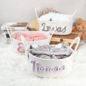 Babyparty Geschenkkorb, personalisiertes Neugeborenen Geschenk, Baby Namen Geschenk, Baby Jungen / Mädchen Geschenk, Spielzeug Ablagekorb