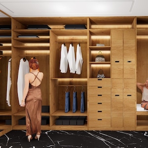 Op de afbeelding: Een inloopkast met houten planken en lades. Er hangen kleren aan rails en er is een bank met een kussen. De vloer is van zwart-wit marmer.
