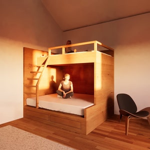 Puede incluir: Una litera de madera con una escalera y un estante incorporado. La cama está en una habitación con suelo de madera y una pared blanca. Hay una silla y una mesa pequeña en la habitación.