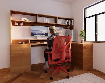 Op de afbeelding: Een thuiskantoorwerkplek met een houten bureau en ingebouwde planken. Een persoon zit op een rode ergonomische stoel voor twee computerschermen. Het bureau heeft een lade aan de rechterkant en een kast aan de linkerkant. De kamer heeft een witte muur en een raam met uitzicht op de buitenkant.