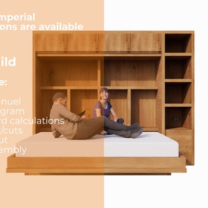 K&ouml;nnte beinhalten: Ein Holzbettgestell mit eingebauten Regalen und einem Kopfteil. Das Bett ist aus hellbraunem Holz und hat eine wei&szlig;e Matratze. Zwei Personen sitzen auf dem Bett und schauen auf ein Tablet. Der Text "Print & Build" und "Plans include:" ist auf der linken Seite des Bildes sichtbar. Der Text "Kunst Market" ist auf der rechten Seite des Bildes sichtbar.