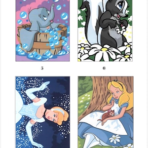 Pu&ograve; includere: Un set di quattro illustrazioni con personaggi dei cartoni animati: un elefante grigio in una tinozza di legno con bolle blu, una puzzola bianca e nera in un campo di margherite, un personaggio biondo e una ragazza bionda con un animale.
