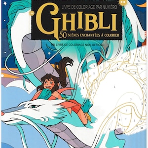 Puede incluir: Un libro de colorear por números de Ghibli con una ilustración de portada de un personaje montando un dragón largo de color blanco y azul verdoso. El texto dice: Illustré par Célia Beauduc et Justine Cunha, Livre de coloriage par numéro Ghibli, 50 scènes enchantées à colorier, Un livre de coloriage non officiel, 404 Editions.
