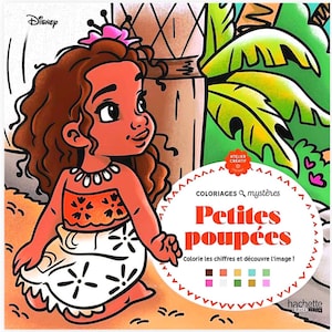 Op de afbeelding: Een Disney kleurboekcover met een jonge Moana-figuur met bruin krullend haar, een schelpenketting en een outfit met patronen. De cover bevat de tekst Petites poupées, Coloriages mystères en Atelier créatif met kleurstaaltjes.