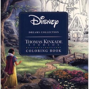 Puede incluir: Un libro para colorear Disney Dreams Collection de Thomas Kinkade Studios. La portada presenta una ilustración colorida de Blancanieves en un bosque con un ciervo y conejos, que transiciona a un dibujo de líneas en blanco y negro de una cabaña.