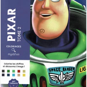Puede incluir: Una portada de libro para colorear con Buzz Lightyear y el texto PIXAR TOME 2 COLORIAGES mystères. El libro muestra un traje espacial verde y blanco con un emblema de SPACE RANGER y una leyenda de colores con cuadrados en negro, azul, verde, rojo y beige.
