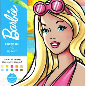 Puede incluir: Un libro de colorear misterioso de Barbie que muestra a un personaje rubio con gafas de sol rosas en la cabeza y una camiseta rosa. La portada incluye el texto Barbie, Coloriages mystères, Coloriez les chiffres et découvrez l'image, Art Thérapie y Hachette Heroes.