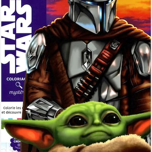 Könnte beinhalten: Ein Star Wars Malbuch mit dem Mandalorianer in silberner Rüstung und braunem Umhang hinter der grünen Figur Grogu. Das Cover zeigt den Text Disney, Star Wars, Coloriage mystère und Hachette Little Heroes vor einem Sonnenuntergangshintergrund.