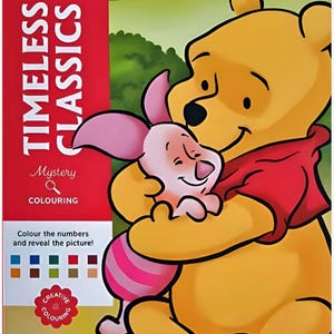 Puede incluir: Un libro de colorear Disney Timeless Classics Mystery Colouring con un Winnie the Pooh amarillo abrazando a un Piglet rosa en la portada. El panel lateral rojo incluye el texto Timeless Classics, Mystery Colouring y Colour the numbers and reveal the picture, junto con una paleta de colores y una insignia de Creative Colouring.