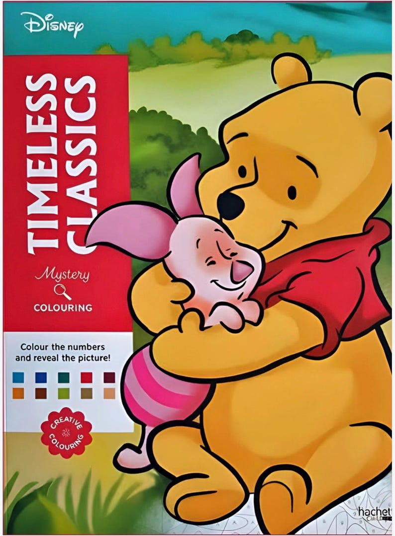 Pu&ograve; includere: Un libro da colorare Disney Timeless Classics Mystery Colouring con un Winnie the Pooh giallo che abbraccia un Pimpi rosa sulla copertina. Il pannello laterale rosso include il testo Timeless Classics, Mystery Colouring e Colour the numbers and reveal the picture, insieme a una tavolozza di colori e un badge Creative Colouring.