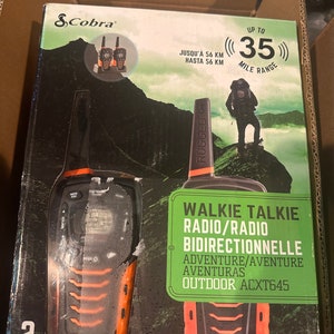 Cobra ACXT645 HD walkie-talkie radios