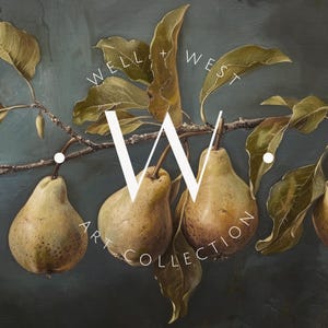 Puede incluir: Una pintura al &oacute;leo de tres peras colgando de una rama con hojas verdes sobre un fondo oscuro. El texto WELL + WEST ART COLLECTION est&aacute; superpuesto en blanco, con una gran W central y texto m&aacute;s peque&ntilde;o alrededor de las peras.