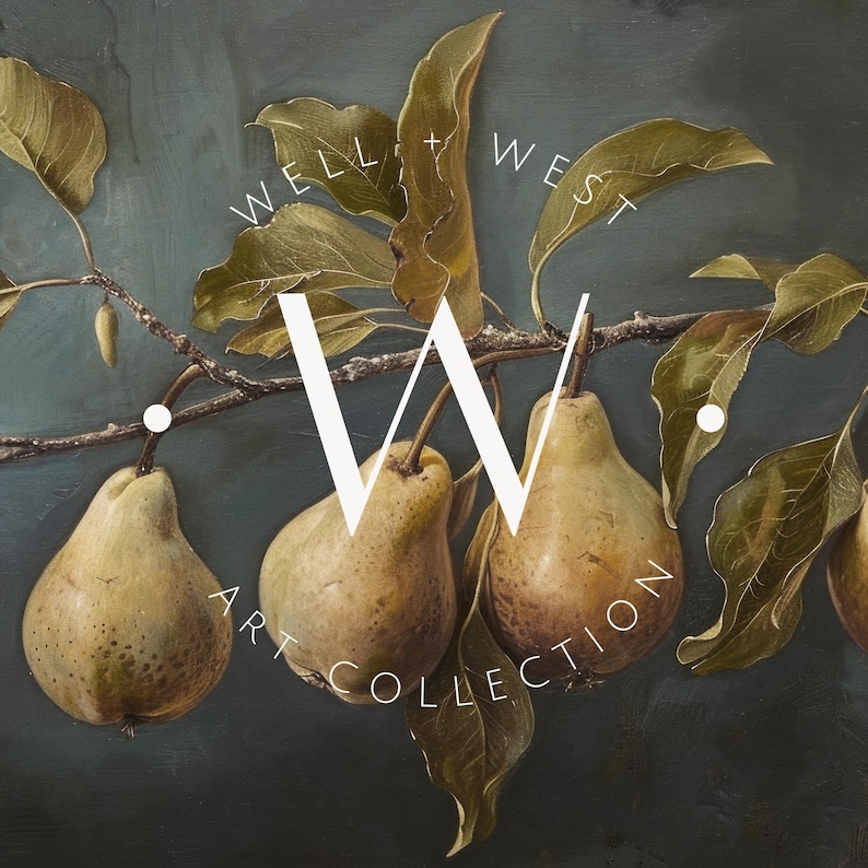 Puede incluir: Una pintura al &oacute;leo de tres peras colgando de una rama con hojas verdes sobre un fondo oscuro. El texto WELL + WEST ART COLLECTION est&aacute; superpuesto en blanco, con una gran W central y texto m&aacute;s peque&ntilde;o alrededor de las peras.