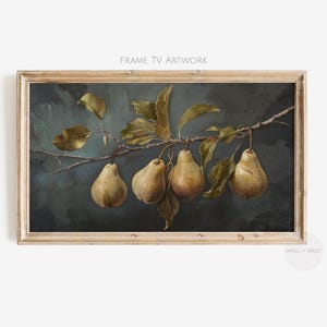 Puede incluir: Una obra de arte rectangular enmarcada titulada FRAME TV ARTWORK que presenta una pintura horizontal de cuatro peras de color amarillo parduzco colgando de una rama con hojas verdes sobre un fondo azul gris&aacute;ceo oscuro y texturizado.