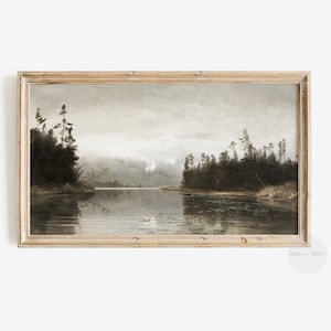 Pode incluir: Uma pintura emoldurada que representa uma cena de lago com árvores em ambos os lados da água. O céu é cinza claro com nuvens. A água está calma e reflete o céu e as árvores.