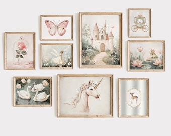 Puede incluir: Un conjunto de nueve láminas artísticas enmarcadas para pared con ilustraciones de una rosa rosa en una cúpula de cristal, una mariposa, un hada, un castillo, un carruaje, una rana con corona, dos cisnes, un unicornio y un pequeño ciervo.