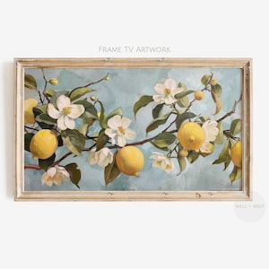 Op de afbeelding: Een schilderij van een tak van een citroenboom met witte bloesems en gele citroenen tegen een lichtblauwe achtergrond. Het schilderij is ingelijst in een licht houten lijst.