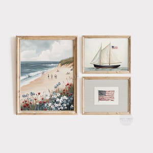Peut inclure: Ensemble de trois impressions d'art encadr&eacute;es. L'impression en haut &agrave; gauche repr&eacute;sente une sc&egrave;ne de plage avec des personnes, des fleurs et des vagues. L'impression en haut &agrave; droite montre un voilier avec un drapeau am&eacute;ricain. L'impression du bas pr&eacute;sente un drapeau am&eacute;ricain.