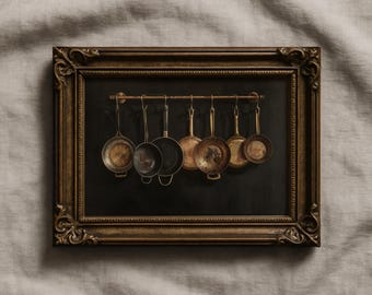 Peut inclure: Tableau encadré représentant une collection de petites poêles en cuivre antiques suspendues à une barre en laiton sur fond noir. Le cadre doré orné ajoute une esthétique vintage. Les poêles varient en couleur, du cuivre foncé au clair.
