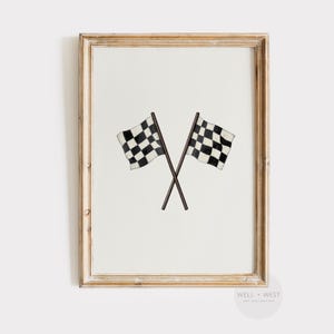 Puede incluir: Impresión artística enmarcada con dos banderas de carreras a cuadros en blanco y negro cruzadas. Las banderas están sobre un fondo crema, dentro de un marco de madera dorada. La obra de arte es de la colección Well + West Art.