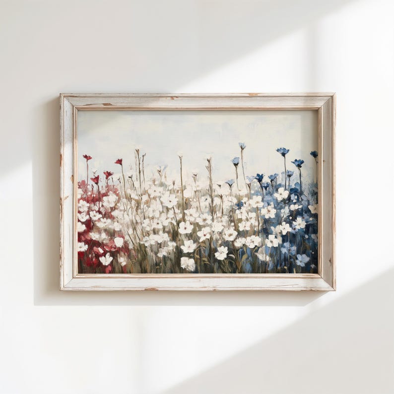 Peut inclure: Peinture encadr&eacute;e repr&eacute;sentant un champ de fleurs blanches, rouges et bleues. L'&oelig;uvre est pr&eacute;sent&eacute;e dans un cadre en bois blanc vieilli. Les fleurs sont peintes avec des coups de pinceau textur&eacute;s, cr&eacute;ant un effet de profondeur.
