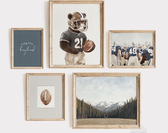 Lot de cinq imprimés football | Art de terrain de football de style vintage | Décoration de chambre bleu marine | Art mural imprimable pour chambre de garçon | Galerie des sports | PS146