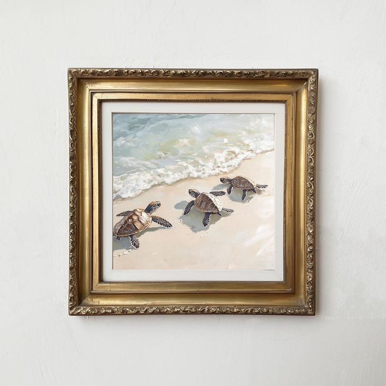 Op de afbeelding: Een ingelijst schilderij van drie zeeschildpadden die in de oceaan zwemmen. De schildpadden zijn bruin en groen met zwarte markeringen. De oceaan is lichtblauw met witte golven. Het schilderij is tegen een witte achtergrond geplaatst.