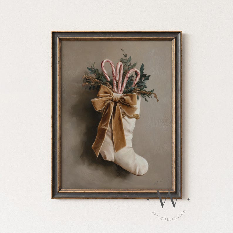 Puede incluir: Impresi&oacute;n enmarcada de estilo vintage que representa un calcet&iacute;n navide&ntilde;o blanco lleno de vegetaci&oacute;n y bastones de caramelo. Un gran lazo de terciopelo dorado adorna el calcet&iacute;n. La obra de arte tiene una paleta de colores apagados, centrada en la decoraci&oacute;n navide&ntilde;a.