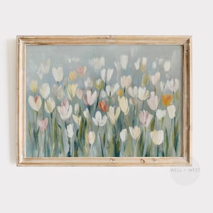Puede incluir: Una impresi&oacute;n de arte mural horizontal enmarcada que presenta una pintura impresionista de tulipanes blancos, crema y naranja suave sobre un fondo verde salvia apagado. La obra est&aacute; en un marco de madera clara con el texto WELL + WEST.