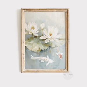 Puede incluir: Una pintura enmarcada de nenúfares blancos con hojas verdes y dos peces koi blancos nadando en un estanque azul. La pintura tiene un fondo azul claro y un marco de madera claro.