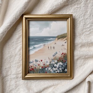 Peut inclure: Une impression d'art encadr&eacute;e repr&eacute;sentant une sc&egrave;ne de plage avec des personnes, des vagues oc&eacute;aniques et une plage de sable. L'&oelig;uvre comprend des fleurs rouges, blanches et bleues au premier plan, avec un cadre dor&eacute;.
