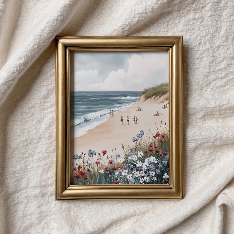 Peut inclure: Une impression d'art encadr&eacute;e repr&eacute;sentant une sc&egrave;ne de plage avec des personnes, des vagues oc&eacute;aniques et une plage de sable. L'&oelig;uvre comprend des fleurs rouges, blanches et bleues au premier plan, avec un cadre dor&eacute;.