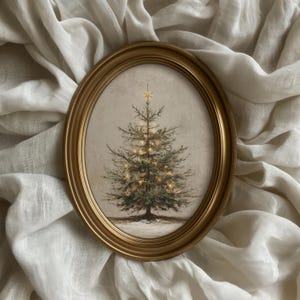 Peut inclure: Peinture ovale encadrée d'or représentant un sapin de Noël. L'arbre est orné de petites lumières scintillantes et surmonté d'une étoile dorée. La peinture est posée sur un fond neutre.