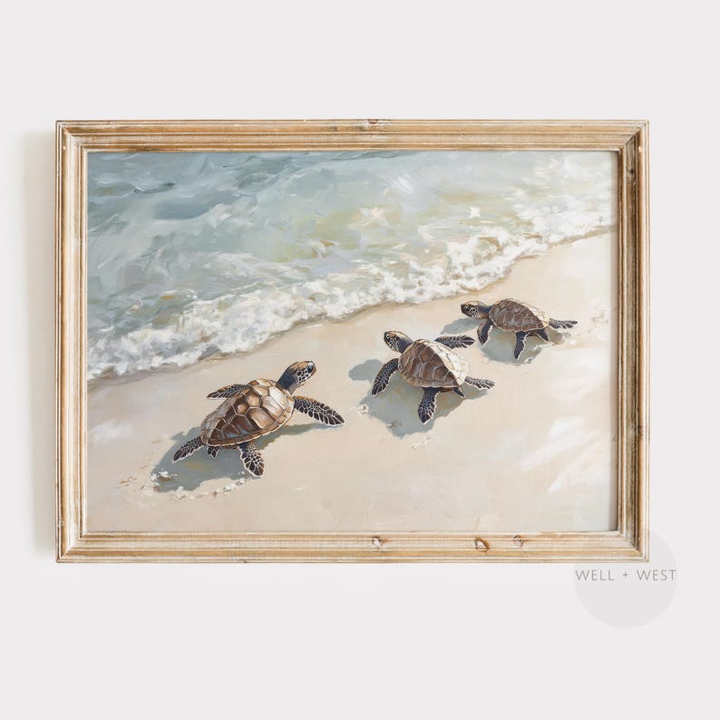 Op de afbeelding: Een schilderij van drie babyzeeschildpadden die over een zandstrand kruipen met oceaan golven op de achtergrond.