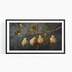 Puede incluir: Una impresi&oacute;n art&iacute;stica enmarcada que presenta una pintura al &oacute;leo realista de cuatro peras maduras de color marr&oacute;n dorado colgando de una rama horizontal con hojas verdes, sobre un fondo oscuro y texturizado con un marco negro simple.