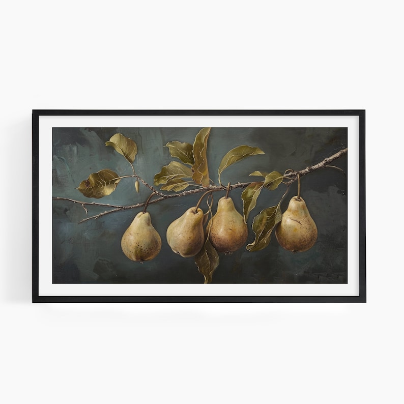 Puede incluir: Una impresi&oacute;n art&iacute;stica enmarcada que presenta una pintura al &oacute;leo realista de cuatro peras maduras de color marr&oacute;n dorado colgando de una rama horizontal con hojas verdes, sobre un fondo oscuro y texturizado con un marco negro simple.