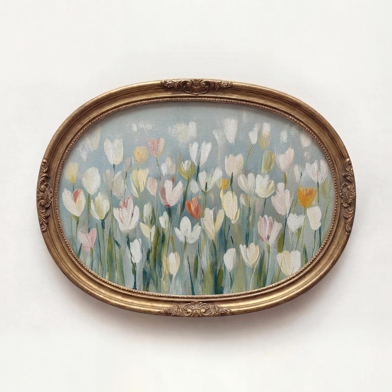 Puede incluir: Una pintura ovalada en un marco dorado ornamentado que representa un campo de tulipanes blancos, rosa p&aacute;lido y amarillo suave sobre un fondo azul gris&aacute;ceo apagado. La obra presenta pinceladas sueltas y expresivas que capturan las flores y tallos.