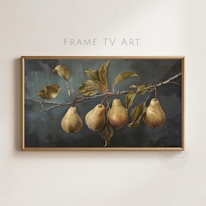 Puede incluir: Una obra de arte rectangular enmarcada titulada FRAME TV ART que muestra una rama horizontal con cuatro peras colgantes y hojas verdes sobre un fondo oscuro, texturizado y sombr&iacute;o. Las peras son de color amarillo verdoso con manchas marrones.