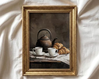 Peut inclure: Peinture encadrée représentant une nature morte avec une théière rustique, deux tasses blanches avec soucoupes et des croissants. La peinture a une palette de couleurs chaudes avec un cadre doré, évoquant une scène de petit-déjeuner.