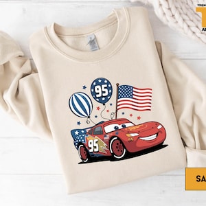 Camiseta de Rayo McQueen con la bandera de EE. UU., camiseta de coches americanos del 4 de julio, camiseta de Cars de Disney Pixar, camiseta de carreras patrióticas para vacaciones familiares imagen 2