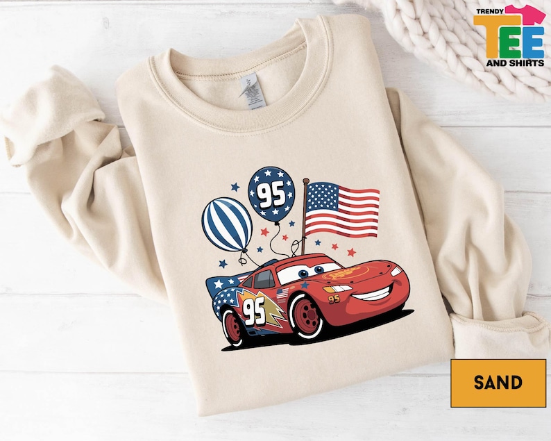 Camiseta de Rayo McQueen con la bandera de EE. UU., camiseta de coches americanos del 4 de julio, camiseta de Cars de Disney Pixar, camiseta de carreras patrióticas para vacaciones familiares imagen 2