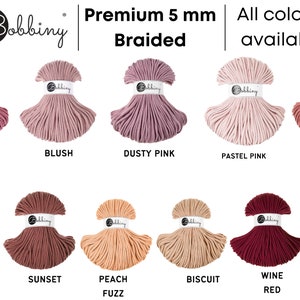 Może przedstawiać: Wyb&oacute;r 10 kolor&oacute;w sznurka plecionego o grubości 5 mm, w tym Blossom, Blush, Dusty Pink, Pastel Pink, Peony, Terracotta, Sunset, Peach Fuzz, Biscuit, Wine Red i Classic Red.