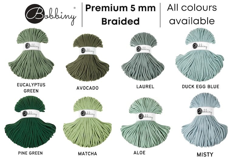 Może przedstawiać: Kolekcja 5 mm plecionej sznurka bawełnianego w r&oacute;żnych odcieniach zieleni i błękitu. Kolory obejmują Eucalyptus Green, Avocado, Laurel, Duck Egg Blue, Pine Green, Matcha, Aloe i Misty. Sznurek jest oznaczony "Bobbiny Premium 5 mm Braided" i "Wszystkie kolory dostępne".